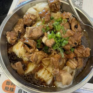 Spareribs over rice rolls