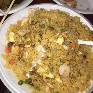 El peor lugar de mi vida mala atención y comida pésima este es un arroz según misto !!