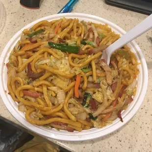 This is pretty good lo mein I got for lunch. It also came with a Hot and Sour Soup. Would recommend to go back.