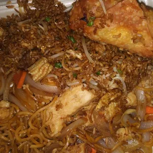 Lunch order of Chicken lo mein with beef fried rice