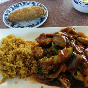 Lunch special Szechuan chicken with an egg roll