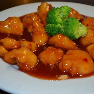 a plate of chicken and broccoli