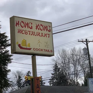 the sign for the restaurant