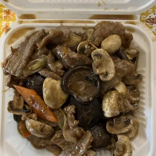 Black Mushrooms & Bamboo Shoots Beef