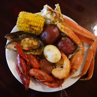Seafood Boil
Green mussels, Sausages, Butter corn, Potato, Crawfish, Shrimps, Eggs, Snow crab legs
