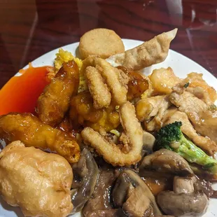 Variety of dishes like beef and mushrooms, sweet and sour chicken