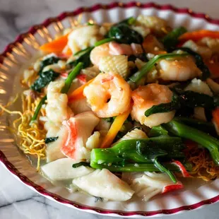 Seafood pan fried noodle