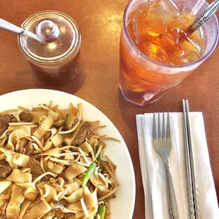 Dry-sautéed Beef Hofun with HK-style lemon tea