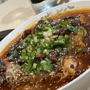 Duck blood, shrimp, potato, Chinese cabbage, spring cabbage, vermicelli, intestine.