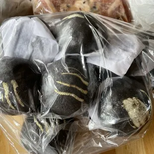 Charcoal Salted Egg Yolk Lava Bun pretty good!