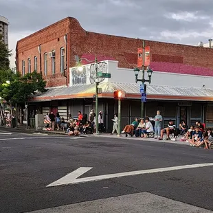 Waiting for parade  coner of Kekaulike  and King Street