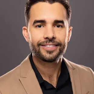 Headshot in Hawaii photo studio