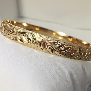 A closer look at the "wild maile" design on a 14k 8mm medium weight barrel bangle with no edge.