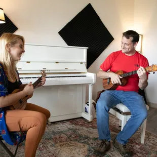 Landon Mattox teaching an Ukulele Lesson