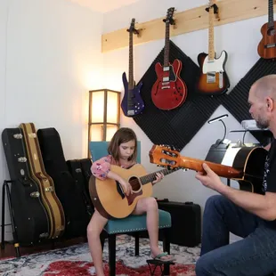 Hans Fahling teaching an Acoustic Guitar Lesson