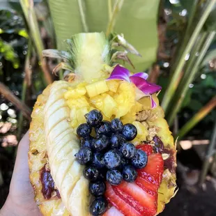 Açaí bowl in pineapple.
