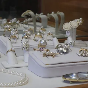 Best Jewelry Buyer, Seller, and Trader - Best Pawn Shop - Best Collectibles in Honolulu, Oahu, HI - Honolulu Trading Company