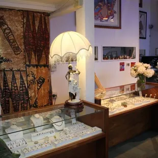 Best Jewelry Buyer, Seller, and Trader - Best Pawn Shop - Best Collectibles in Honolulu, Oahu, HI - Honolulu Trading Company