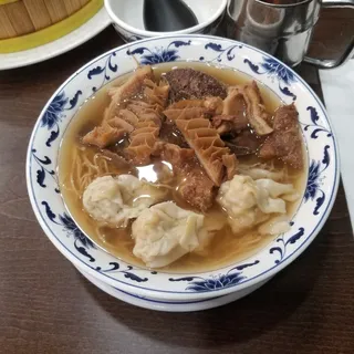 E14. Beef Organ Wun-tun Noodle Soup