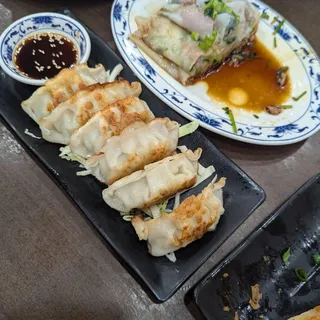 F6. Green Chives & Pork Dumplings