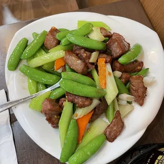 I9. Beef Steak Cube with Ginger & Green