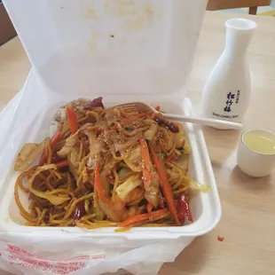 Spicy shrimp yakisoba with a small sake!