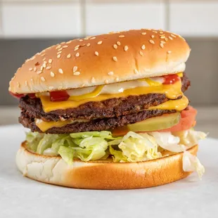 a cheeseburger with lettuce and tomato