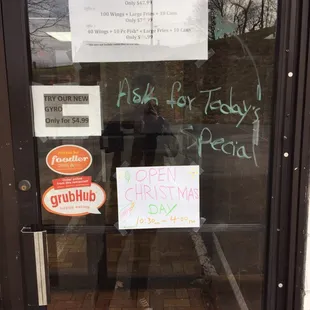 a sign on the door of a restaurant