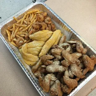 food, chicken wings and fried chicken