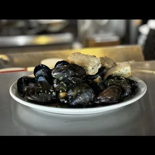 Steamed mussels with white wine butter garlic sauce