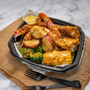 lobster, corn, and broccoli in a basket
