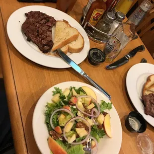 OMG the food here is AMAZING! The salads, steaks, AND daily specials are FANTASTIC