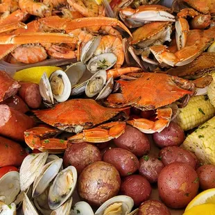 Hoopers Island Seafood Market offers freshly steamed crabs, shrimp, oysters and more from Bonnie's Seafood Shack for takeaway.