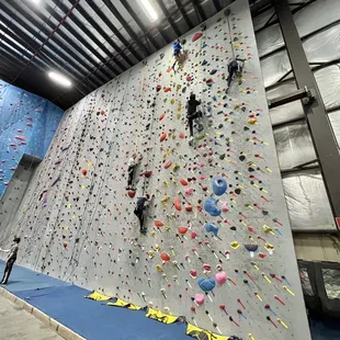 Auto-belay climbing