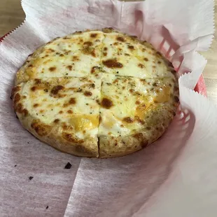 Cheese 5 pizza ! Definitely a lot of cheese !