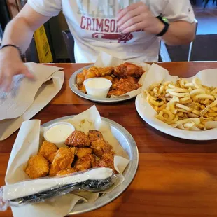 Boneless and party wings