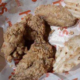 food, chicken wings and fried chicken