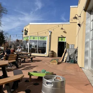 the outside of a restaurant