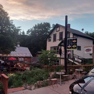 the outside of the restaurant