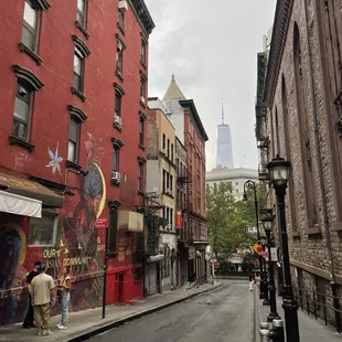 Side of the restaurant, fun murals and a good shot of WTC