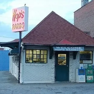 Sunset Ave. view of Hop&apos;s BBQ