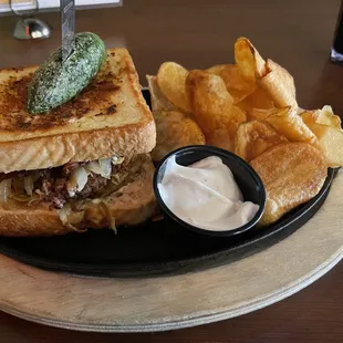 Jalapeno cream cheese burger with chips