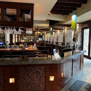 I ordered 2 hours ago online, just arrived, and the order is still not ready. They do not prioritize online orders!