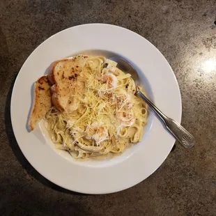 Fettuccine Alfredo w/shrimp