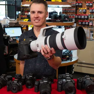 Darrin with Canon R3 Mirrorless camera and 100-300mm lens! Canon demo during Trade-In Trade-Up at Horn Photo