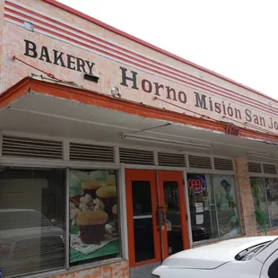 the outside of a bakery