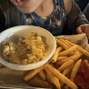 Kids mac &amp; cheese with fries