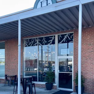 the outside of a coffee shop