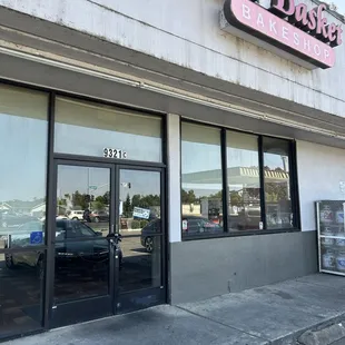 Shows the closed sign with the sign of the bakery