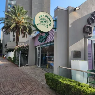 the outside of a restaurant